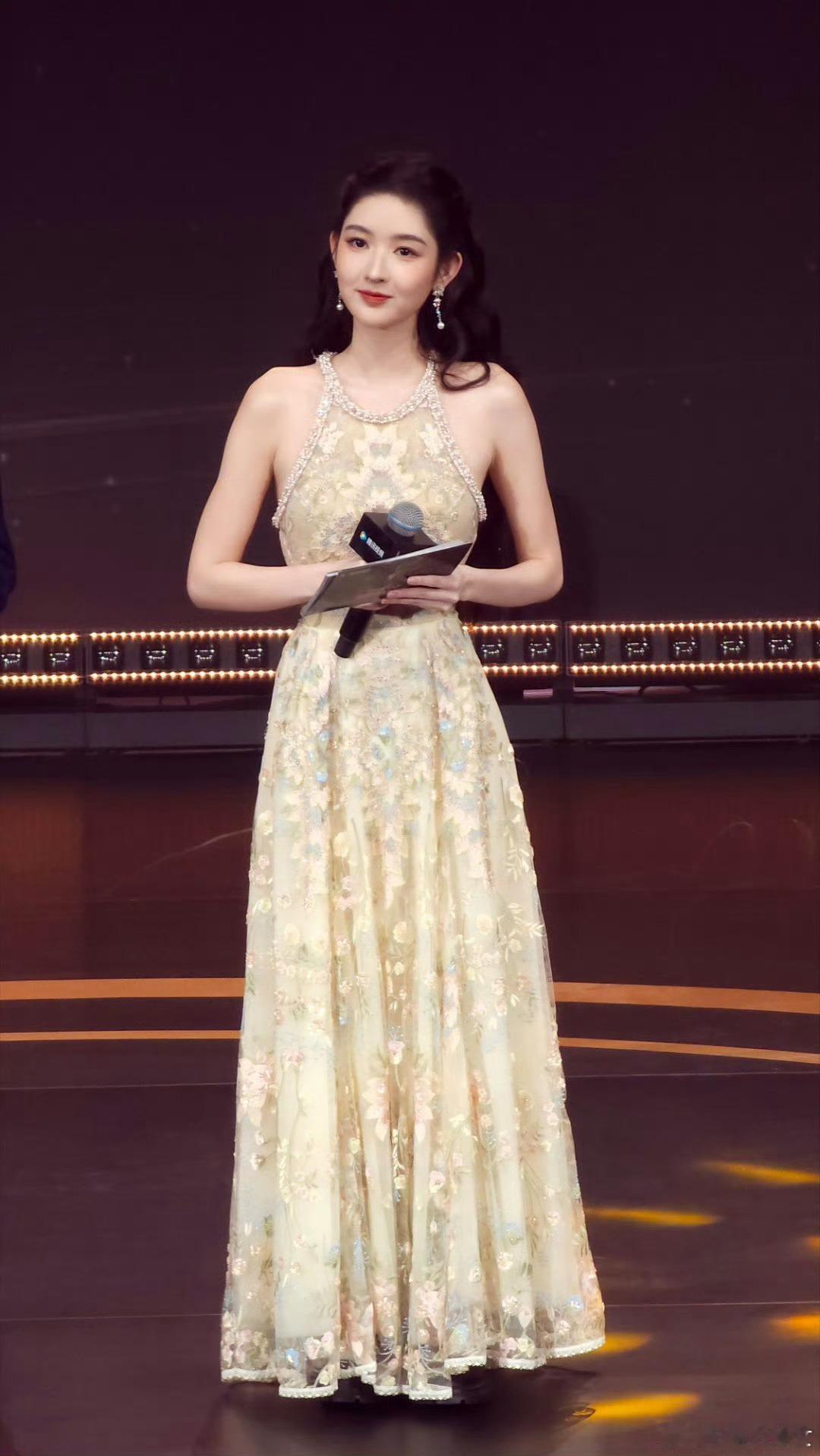 王玉雯主持天呐，我姐还是太全面了，主持都这么优秀，体态好美呀