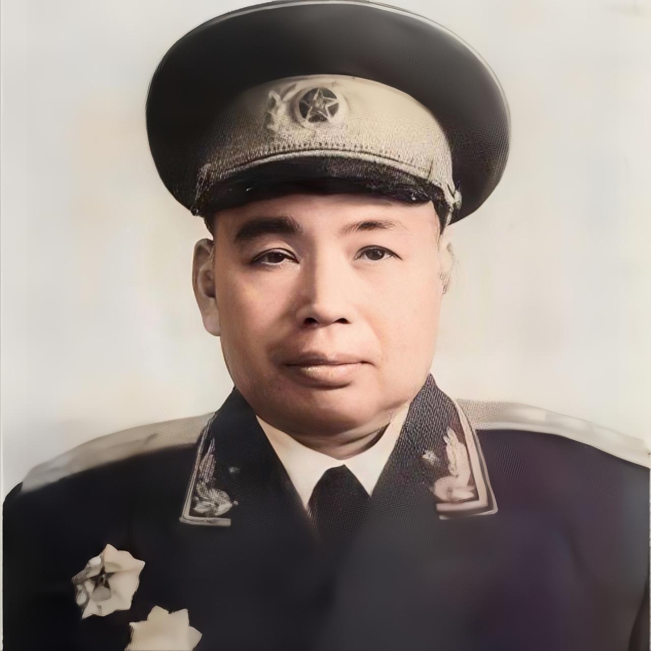一次彭德怀外出视察南京，许世友请他吃饭。开饭前，身边警卫员悄悄提醒许世友：彭老总