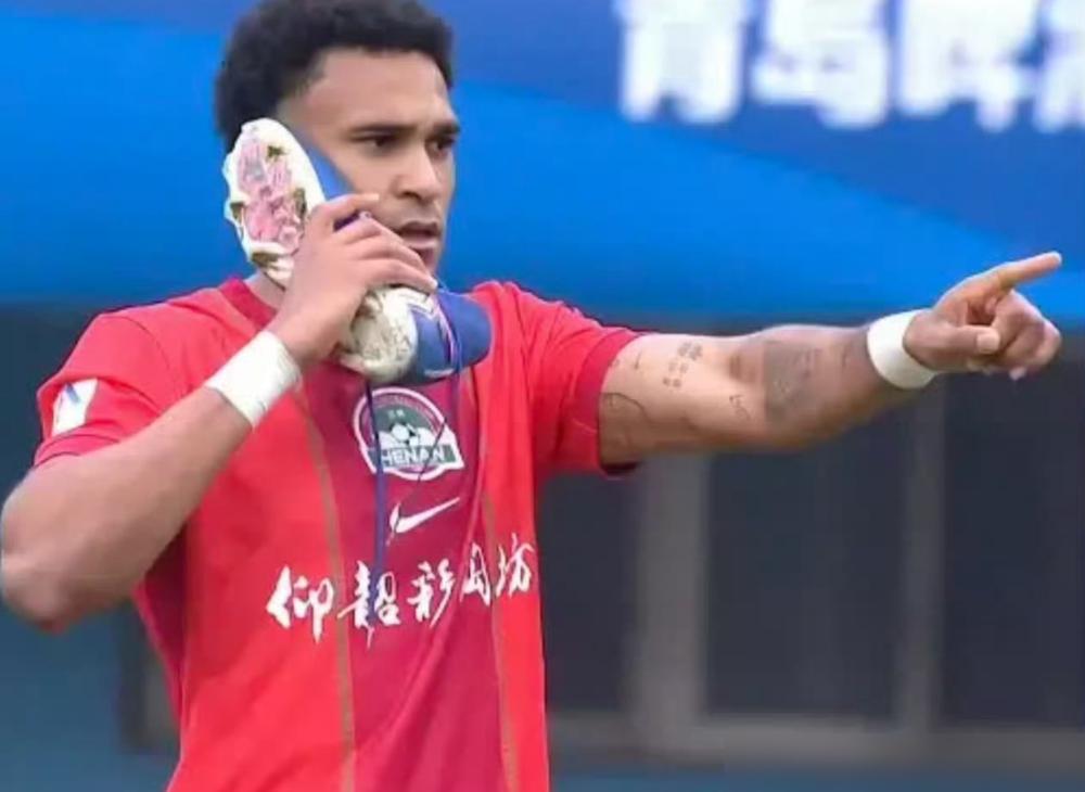 赢球全靠对手送礼，自家前锋连空门都踢飞。河南队这胜利，看得人血压飙升。古斯塔