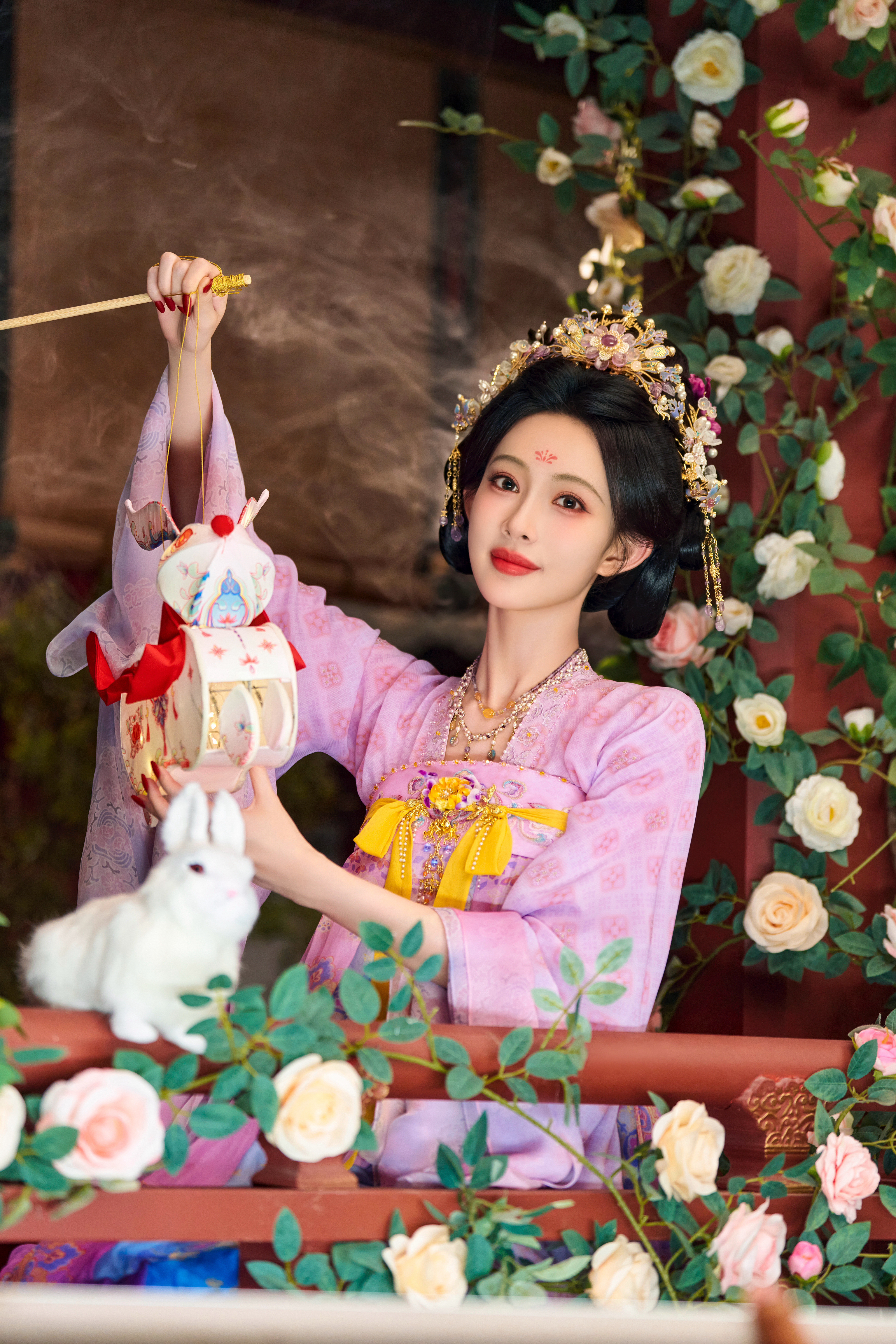 孟子义一袭唐制汉服，鬓间珠翠摇曳，额间花钿灼灼。孟子义分你一半月饼有点子义思