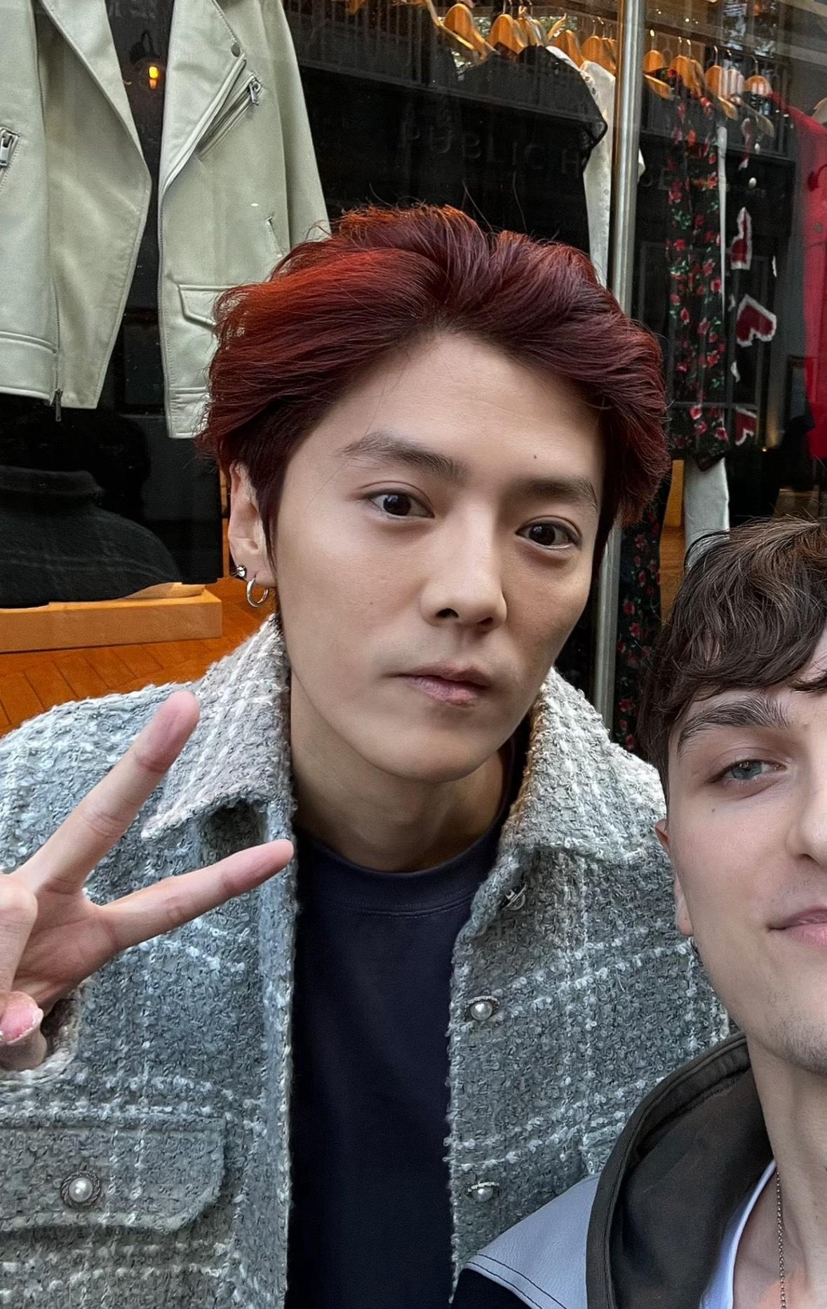 鹿晗和外国粉丝合影，纯素颜的他你觉得状态怎样？