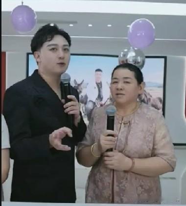 小故事！上午在小喵的直播间里，二子的丈母娘和王金刚都来了。这俩老太婆是哪有活，就