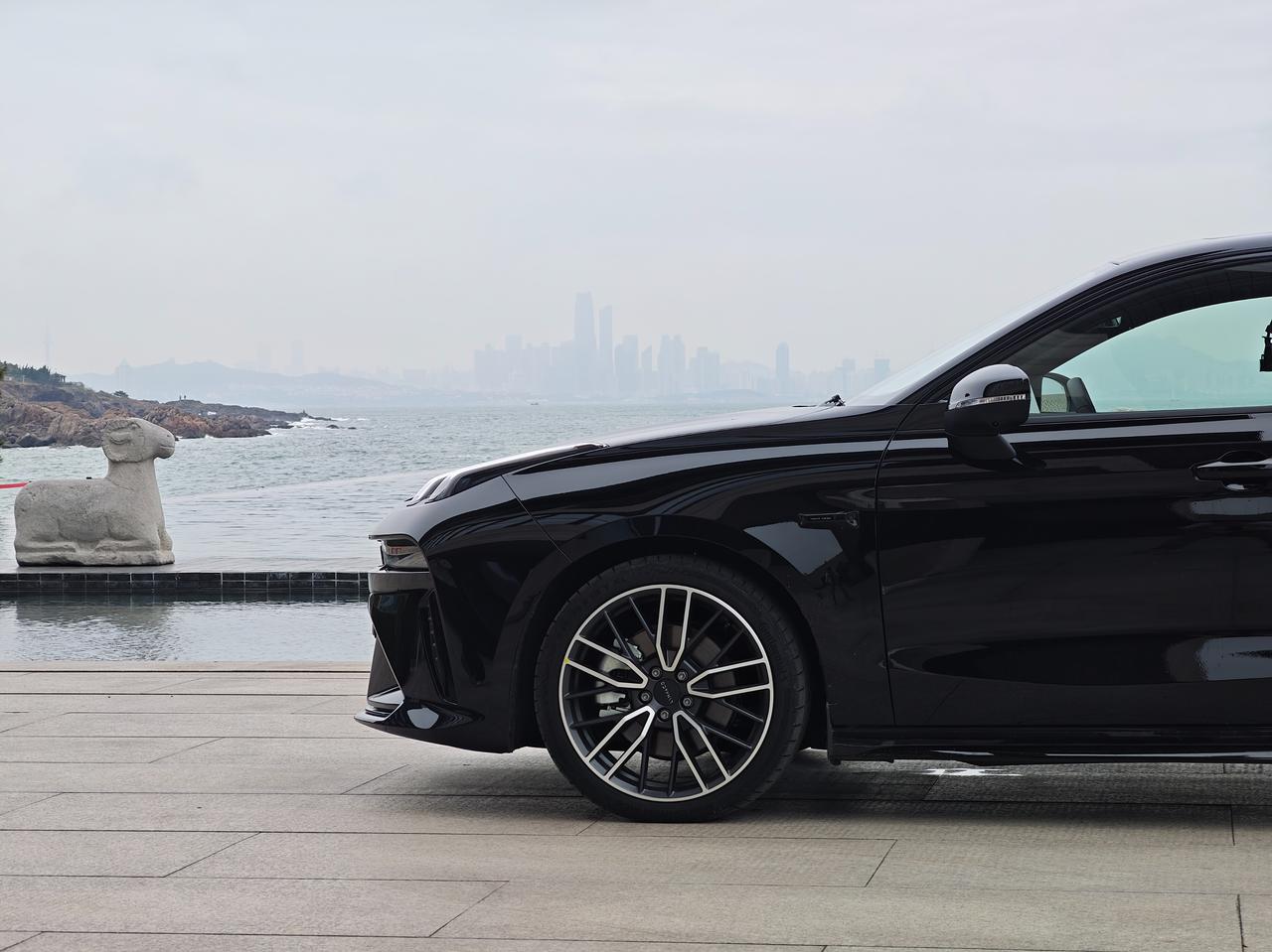 领克挺会选酒店的，这次试驾住的青岛涵碧楼原来是携程2025亚洲100美景酒店之一