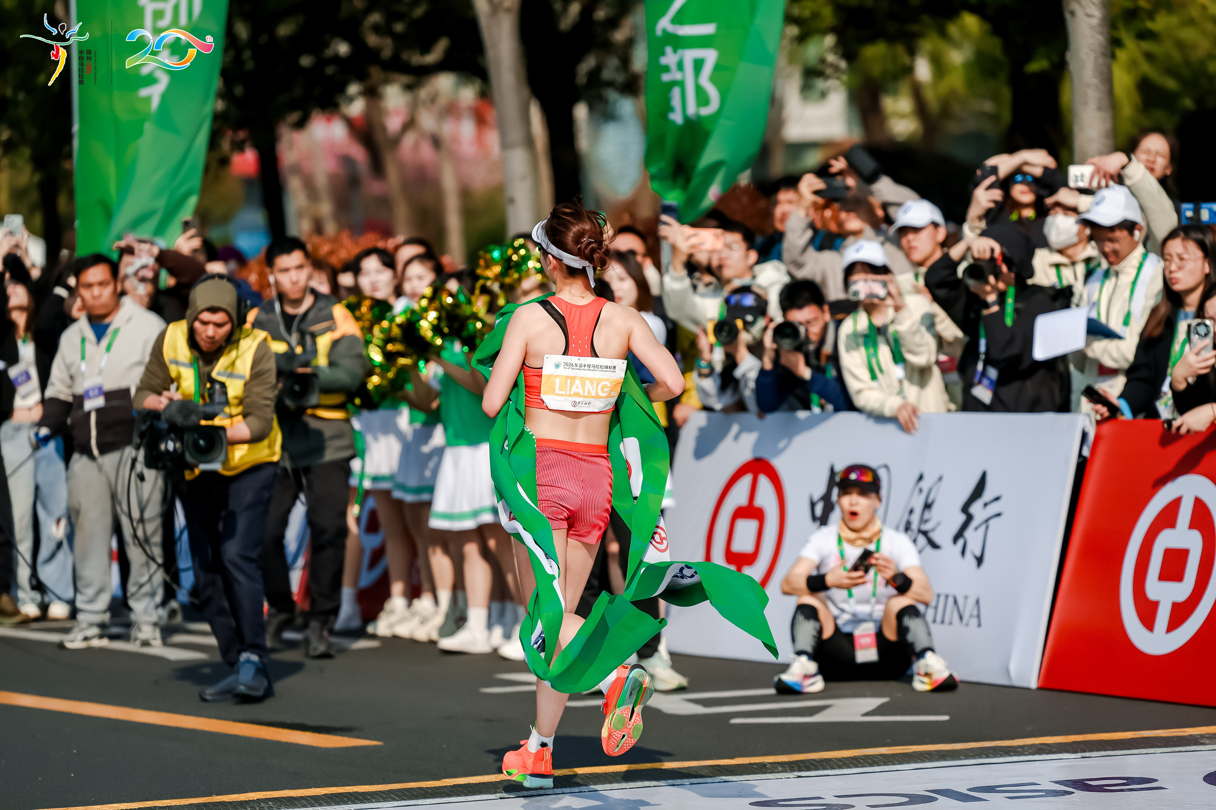 扬马赛道惊现戏精陪跑搭子！今年跑扬马被速腾的戏精陪跑搭子承包了所有快乐，从起跑区