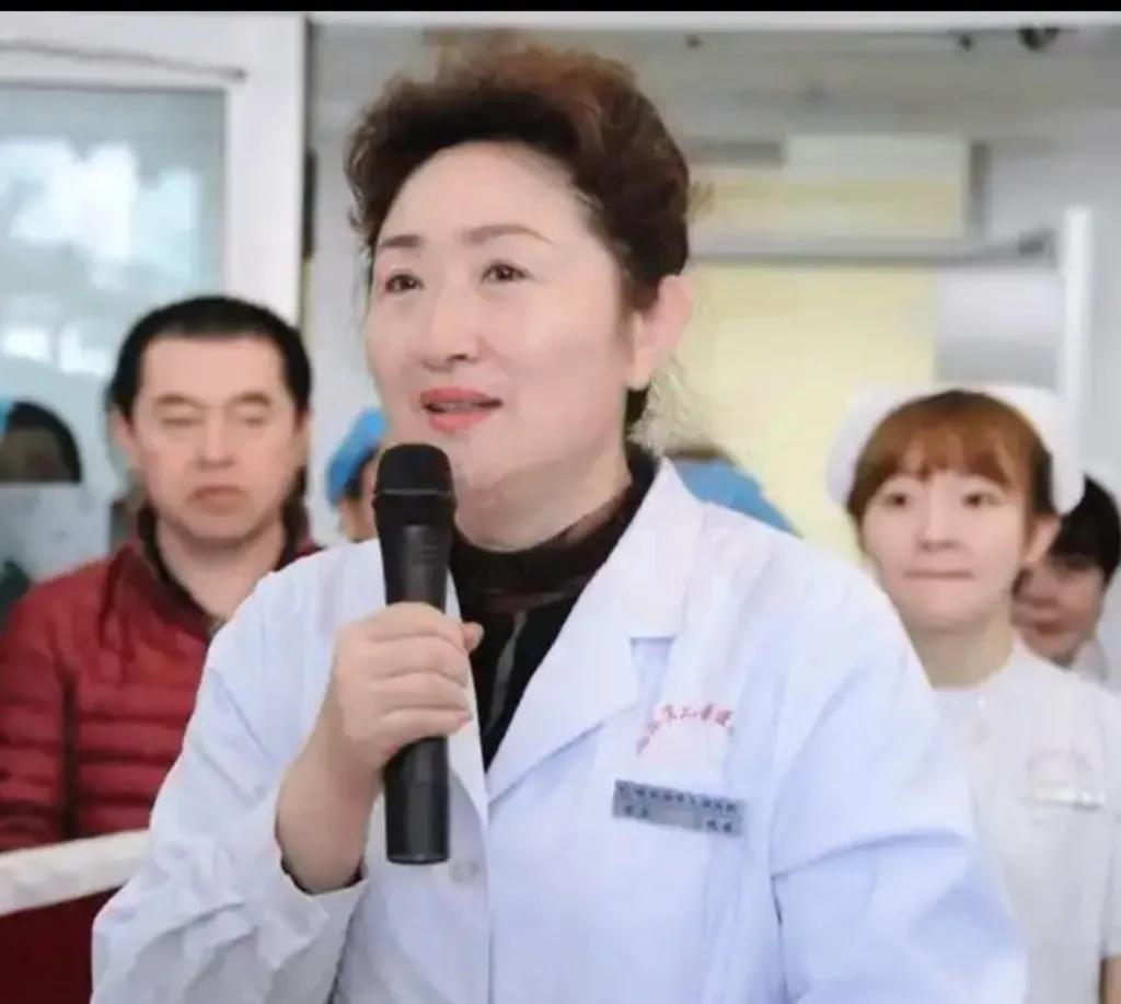 快过年了，哈尔滨这回动静不小，直接查了个“大专家”。丁凤姝这名