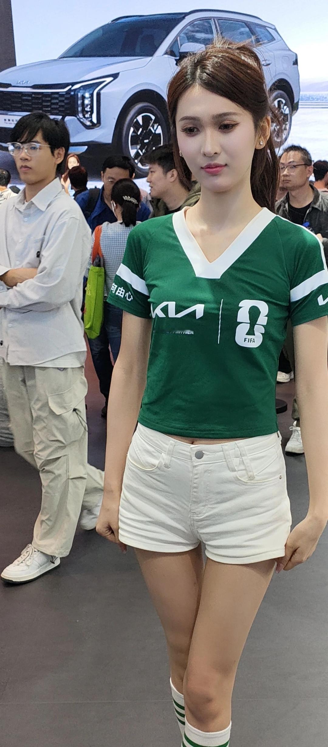 今天逛车展，绿衣姑娘真亮眼。