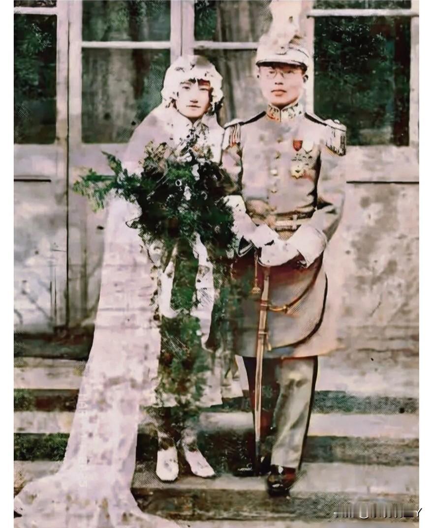 新婚燕尔的陆小曼和王赓，这张照片摄于一九二二年的北京。彼时陆小曼十九岁，貌美如花