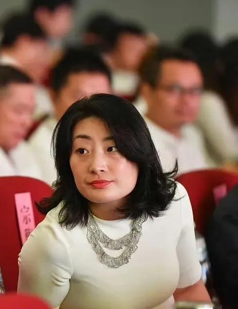 其实宗馥莉之前不是胖，只是因为胸太大了，衣服也没选对，然后上镜就特别显胖、显壮，