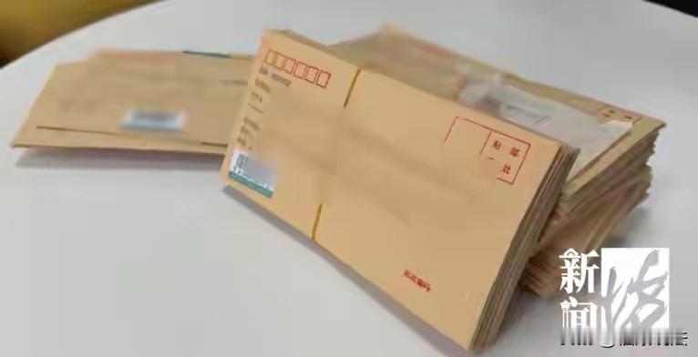 上海，男子在单位收到一封匿名信，打开一看是自己和一妖娆女子的亲密照，吓了一大跳。