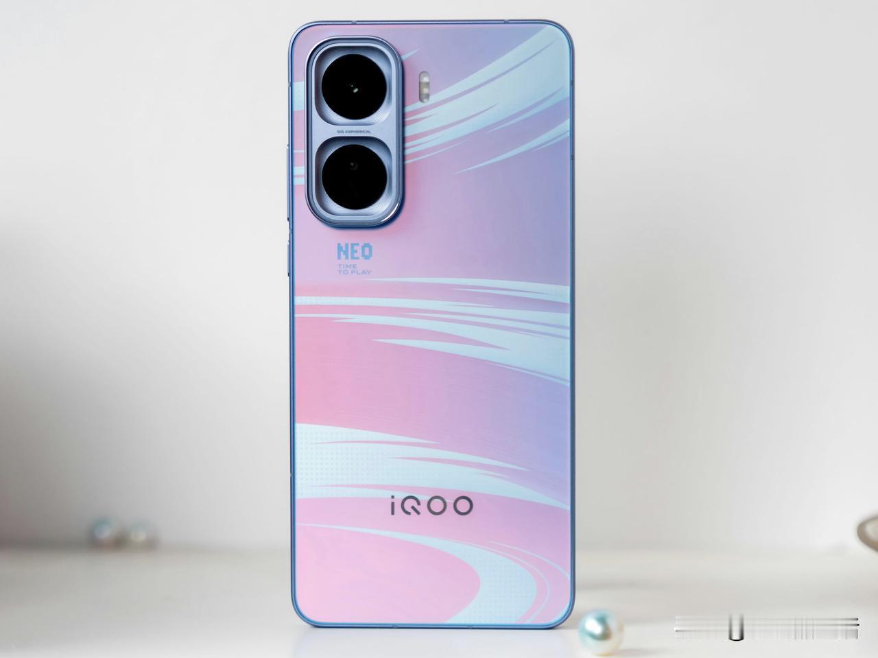 近日，有数码博主发文表示有人问iQOONeo11后续会不会有小迭？该博主回