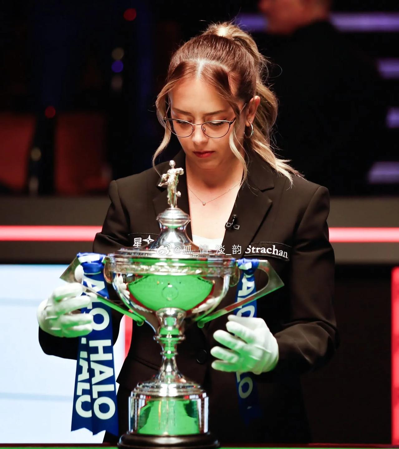 波娃美还是花瓶美？这个花瓶价值50万英镑！明天早上有机会归属中国人吗？保管期限一