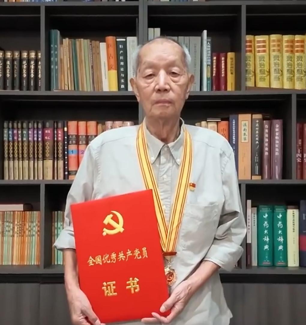 很多人到了退休，都想着好好在家养老享清福。可云南有位86岁的老医生，明明可以安度