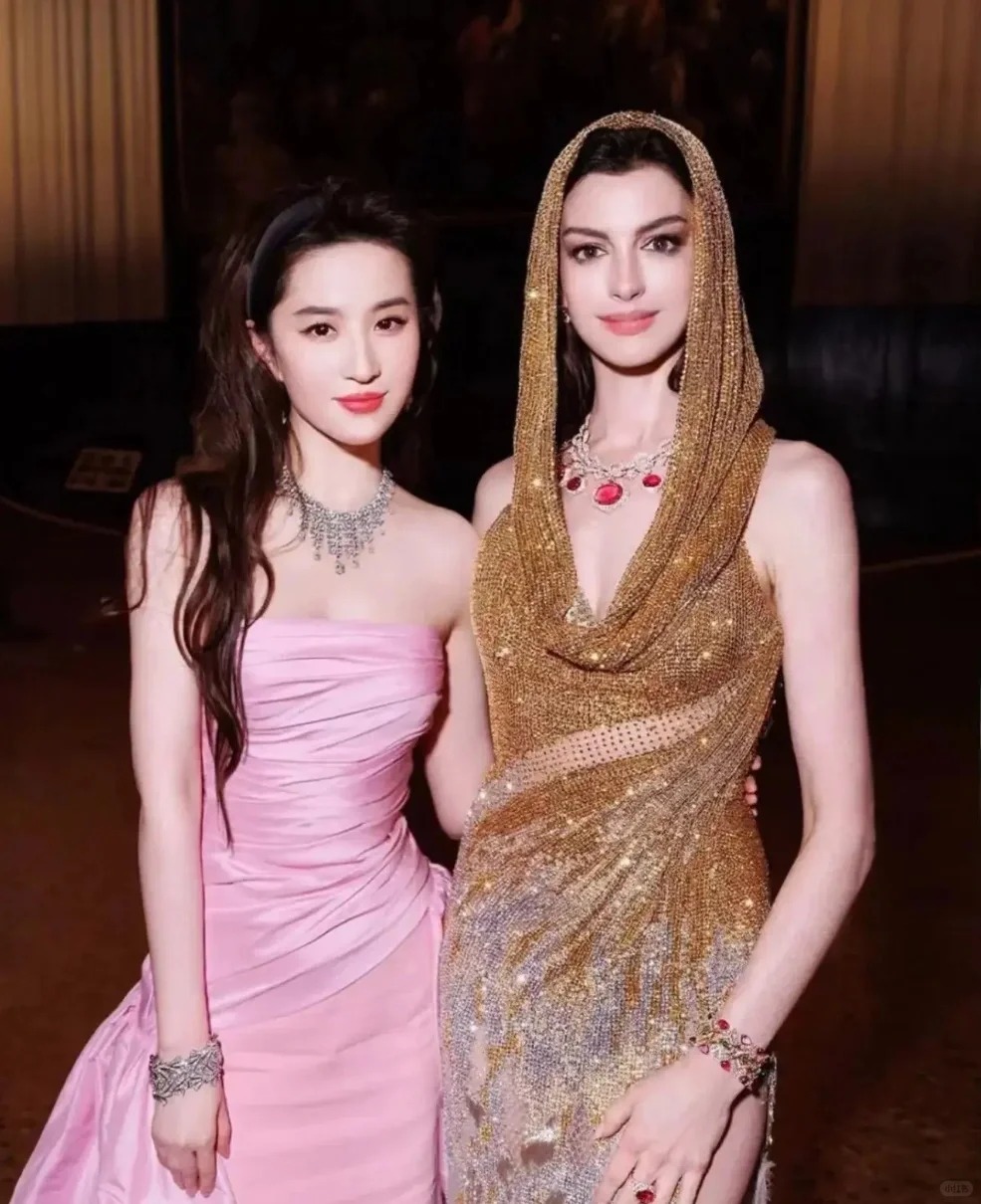 左边这个是刘亦菲，1987年出生，身高170cm。右边是安妮·海瑟薇，1982
