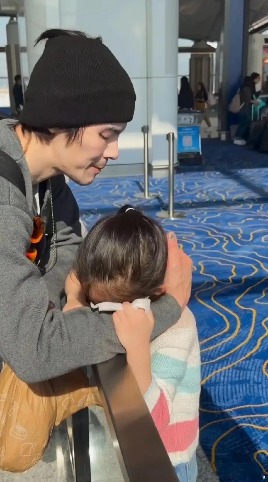 看到向佐和女儿抱头痛哭，才明白郭碧婷和向佐两地分居，最难过的还是孩子，给公公过完