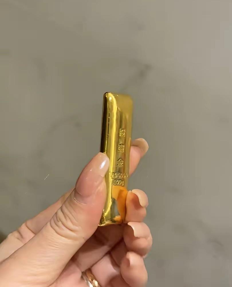 昨天买黄金的人，估计现在大腿都拍肿了吧，昨天金价884，今天开盘直接跌到了