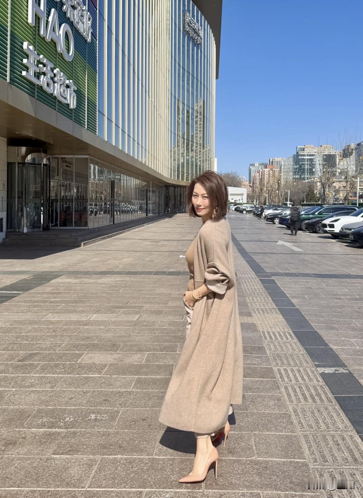 什么样的穿搭可以让人显得很有气质春风拂面来，繁华映日开。