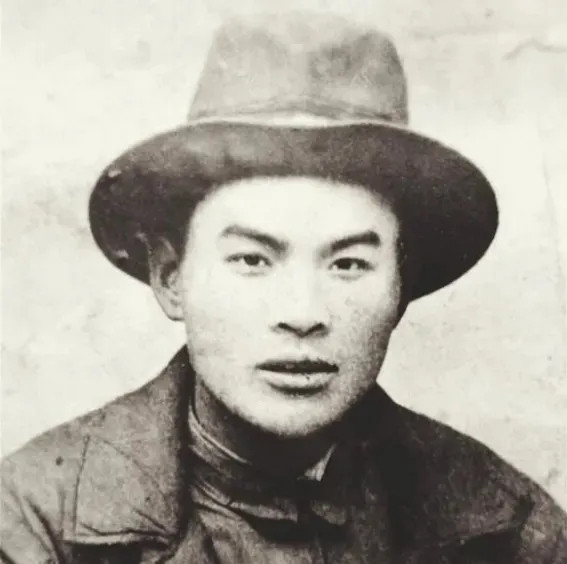 1940年，崔景岳被捕，敌人从他身上搜出了一封密信，打开一看，密信竟是一张白纸。