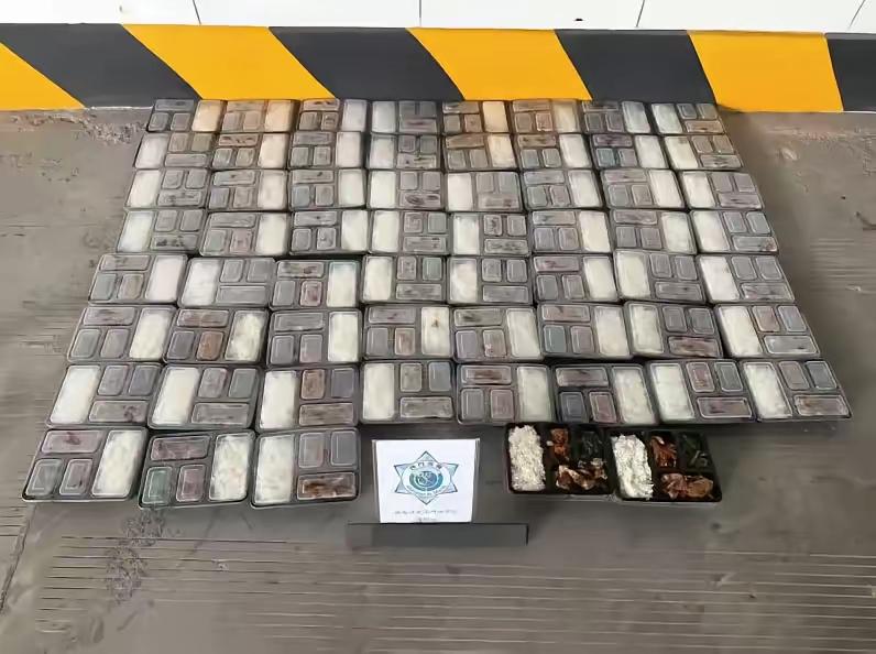 4月22日澳门海关在横琴口岸查获的这起走私盒饭案太让人意外了。涉案的35岁澳门男