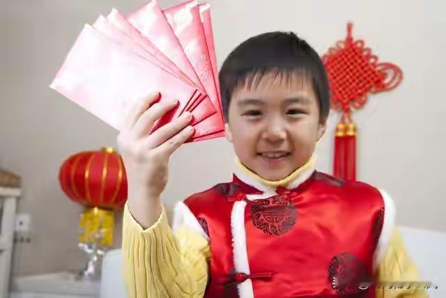 “压岁钱别乱给”不是“该不该给”，是——你递出红包时，手心那层薄汗，