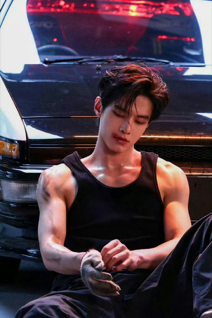 谁懂！何与穿黑色背心也太杀了！宽肩窄腰的线条全靠常年拳击打底，每一寸肌肉都是为角