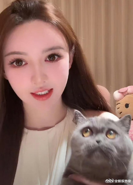 叶珂有三个孩子叶珂已经生了三个孩子33岁三个娃，自己还这么光鲜亮丽，状态绝佳，