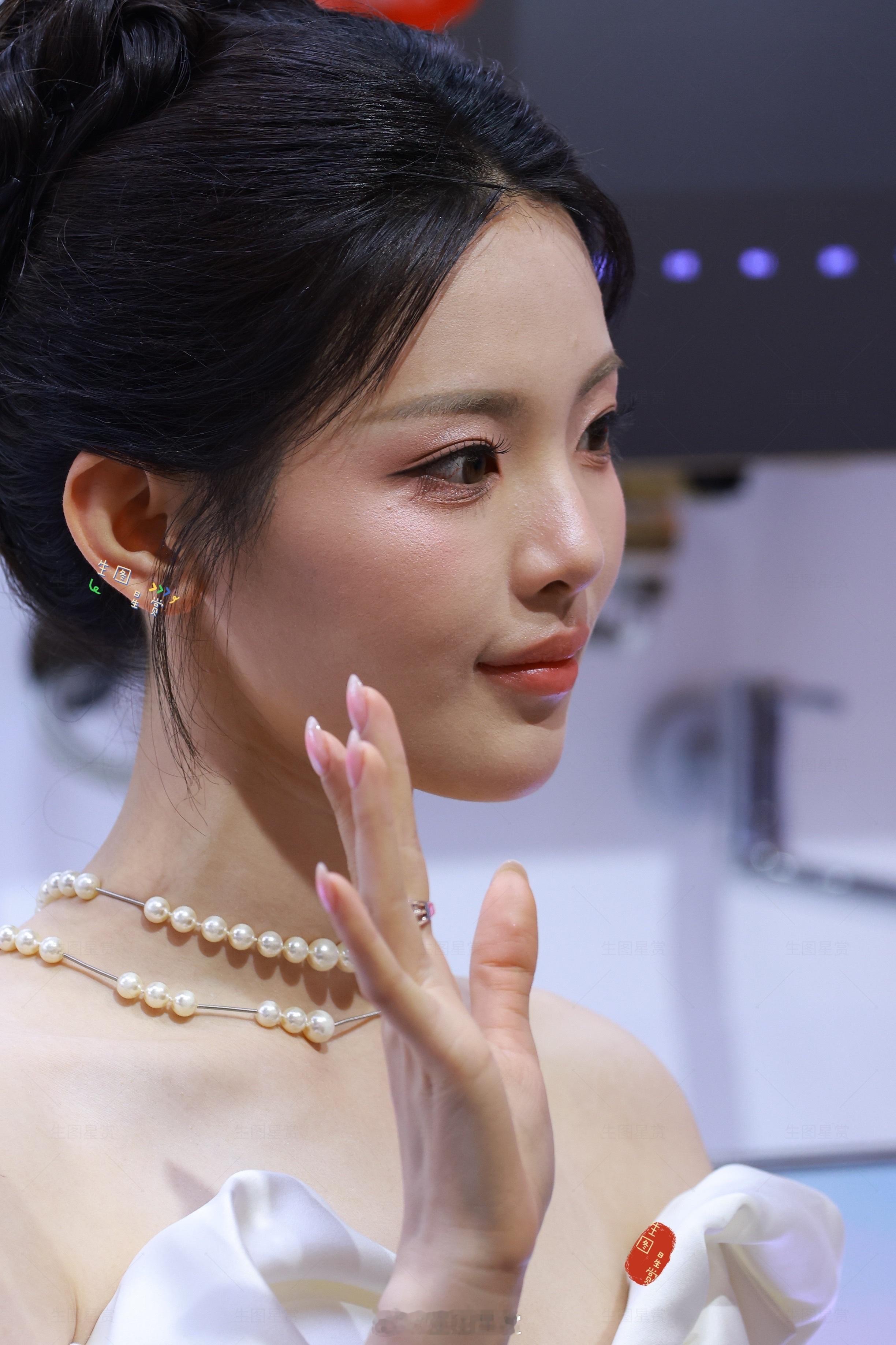 杨超越上海活动站台生图