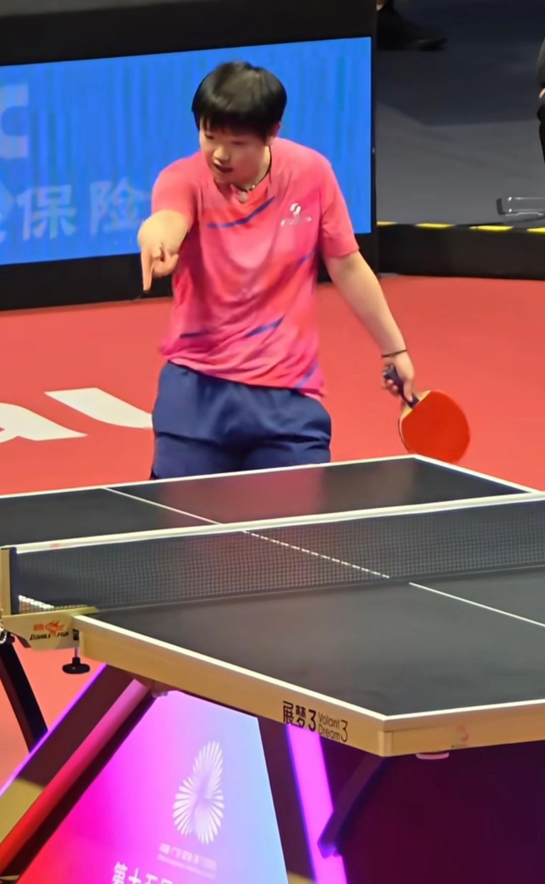 太好笑了，莎莎那小嘴不愧是诺贝尔一直讲！对着球台的莎莎：“又不听话了是不，赶紧