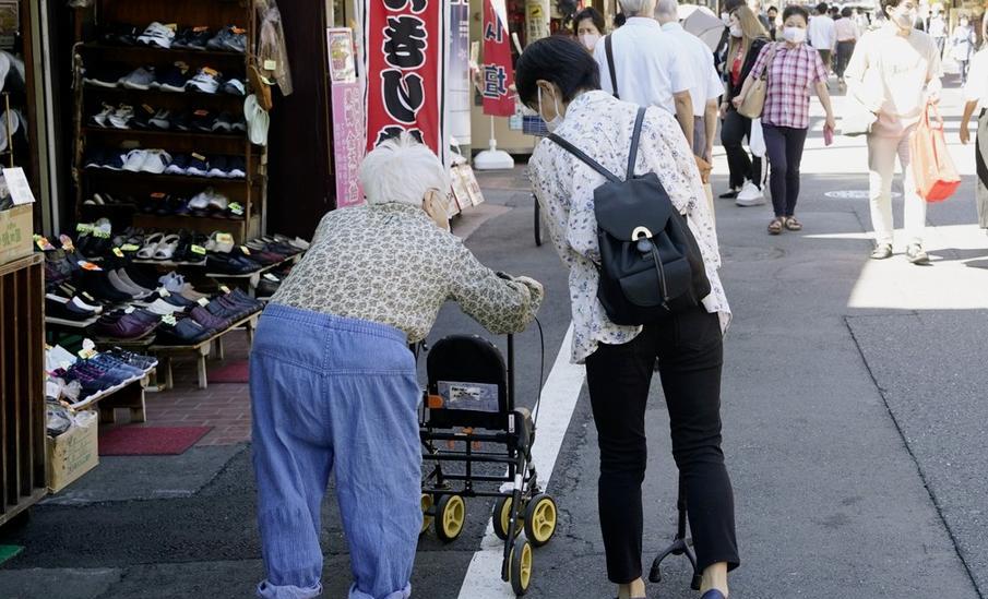 日本扔出炸裂数据！9月14日官宣：65岁以上老人占29.4%，街上遇3人就有近1