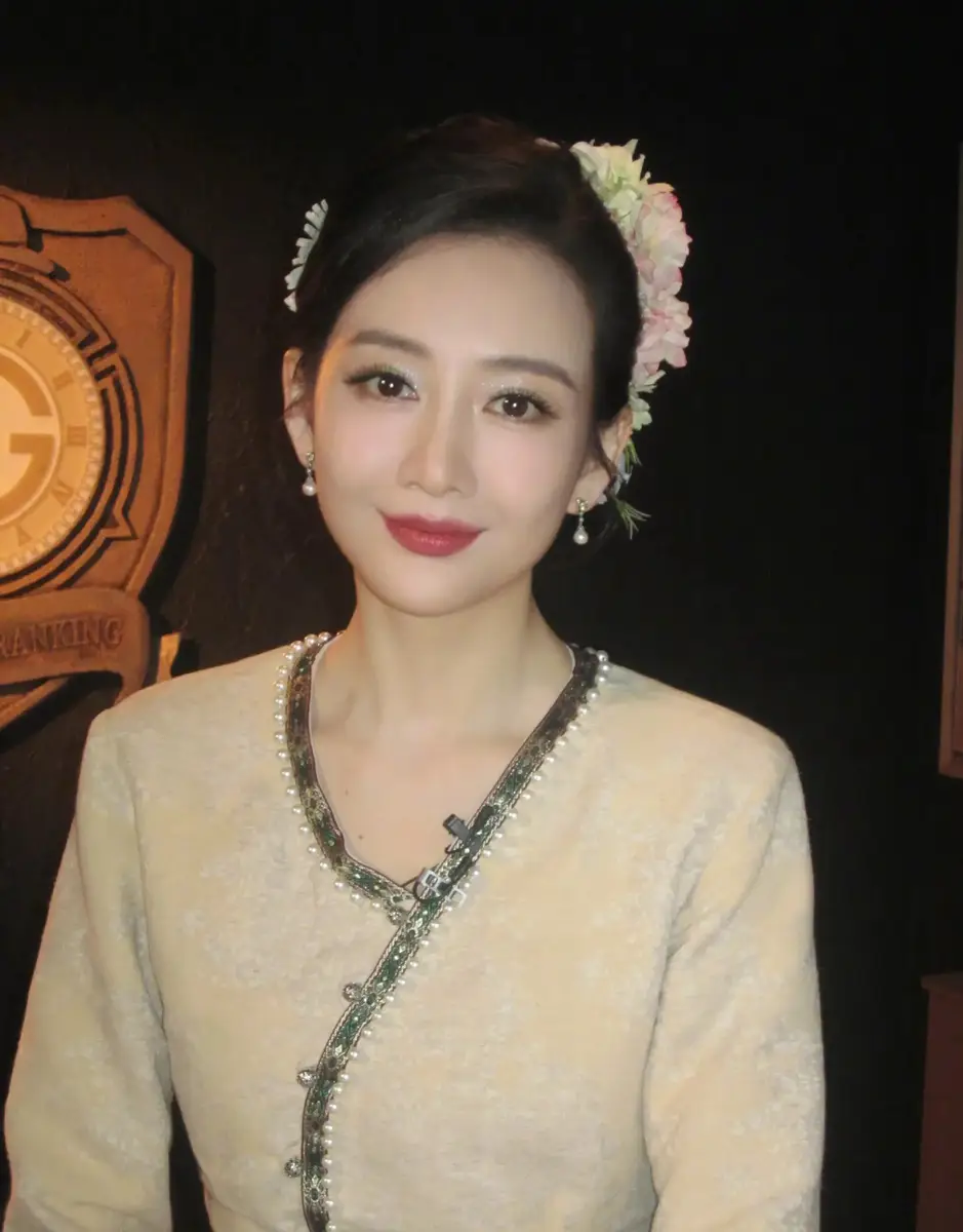 王鸥晒春日簪花造型美照！绽放甜美笑容明媚动人