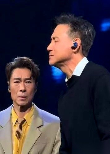 许志安10号在香港红馆开演唱会，站在台上把话筒举到嘴边又默默放下，前前后后来回空等了至少三次。来帮唱