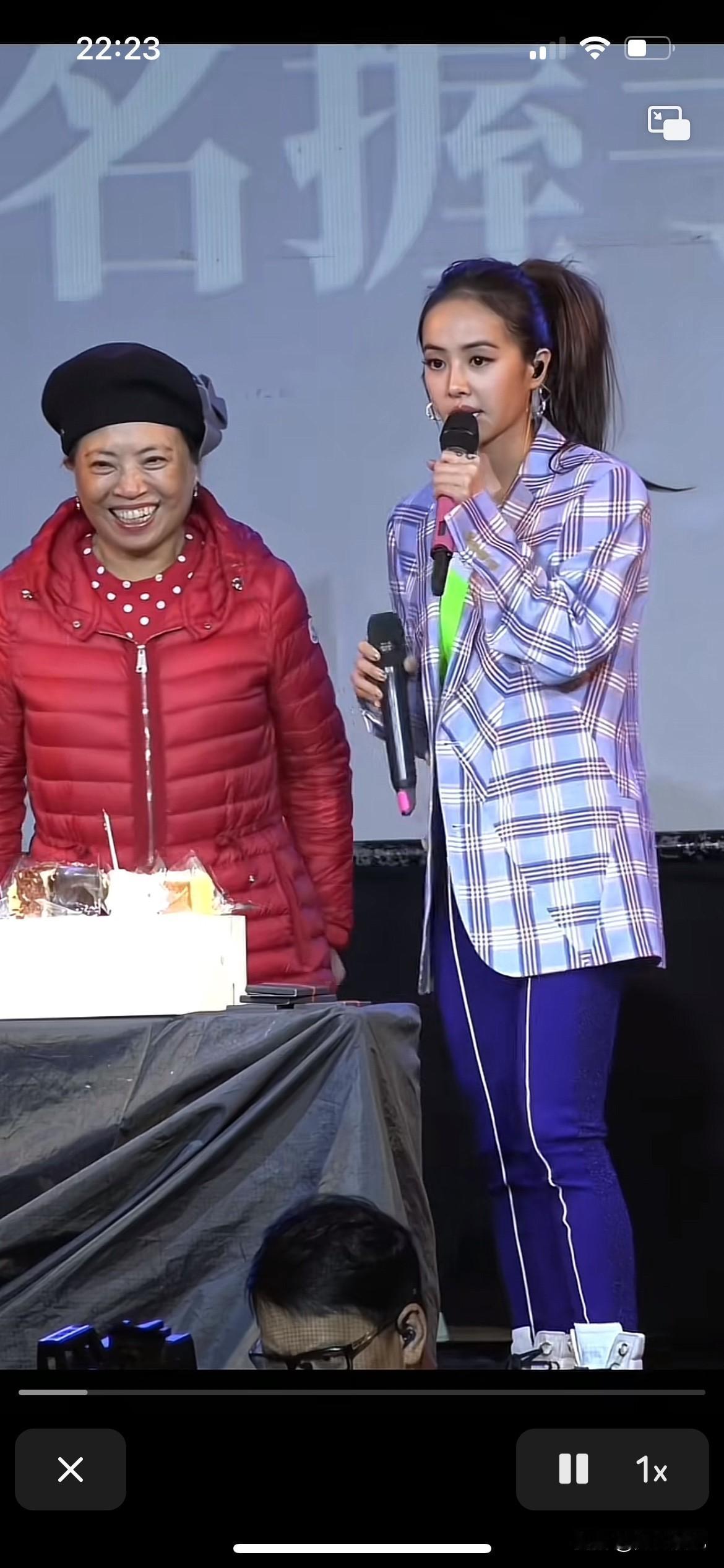 蔡依林老师那么有钱，怎么会让妈妈穿得像农村妇女一样，一点也不懂得打扮，不过在怎么