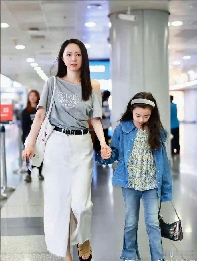 董璇女儿颜值出众，甜甜的小酒窝灵动又讨喜，俏皮模样直接为妈妈增添满满氛围感。