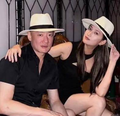 男人你别猜，他头都没抬，一边刷手机一边说：“这还用想？肯定选现在这个啊！以前那