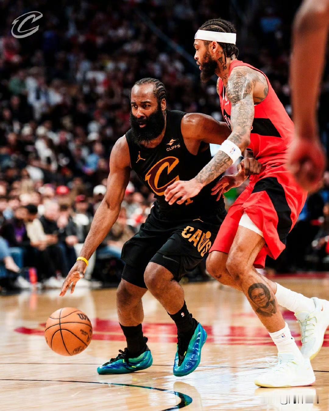 哈登19+8米切尔迷失骑士再负猛龙2-2刚刚结束的一场NBA季后赛，骑士客场