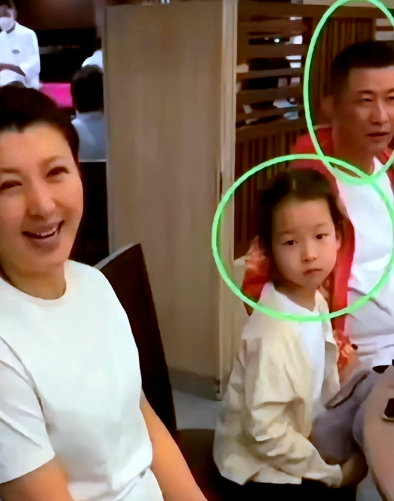 52岁闫学晶直播带货，背后真相令人沉默。她根本不差钱。丈夫马明东资产雄厚，她