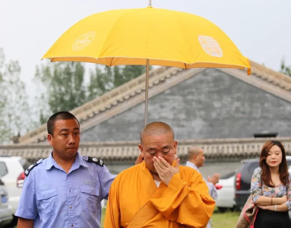 另一方面看，面对复杂的人口危机，释永信大和尚早已布局亲自下场，抱着姑娘念经，不负