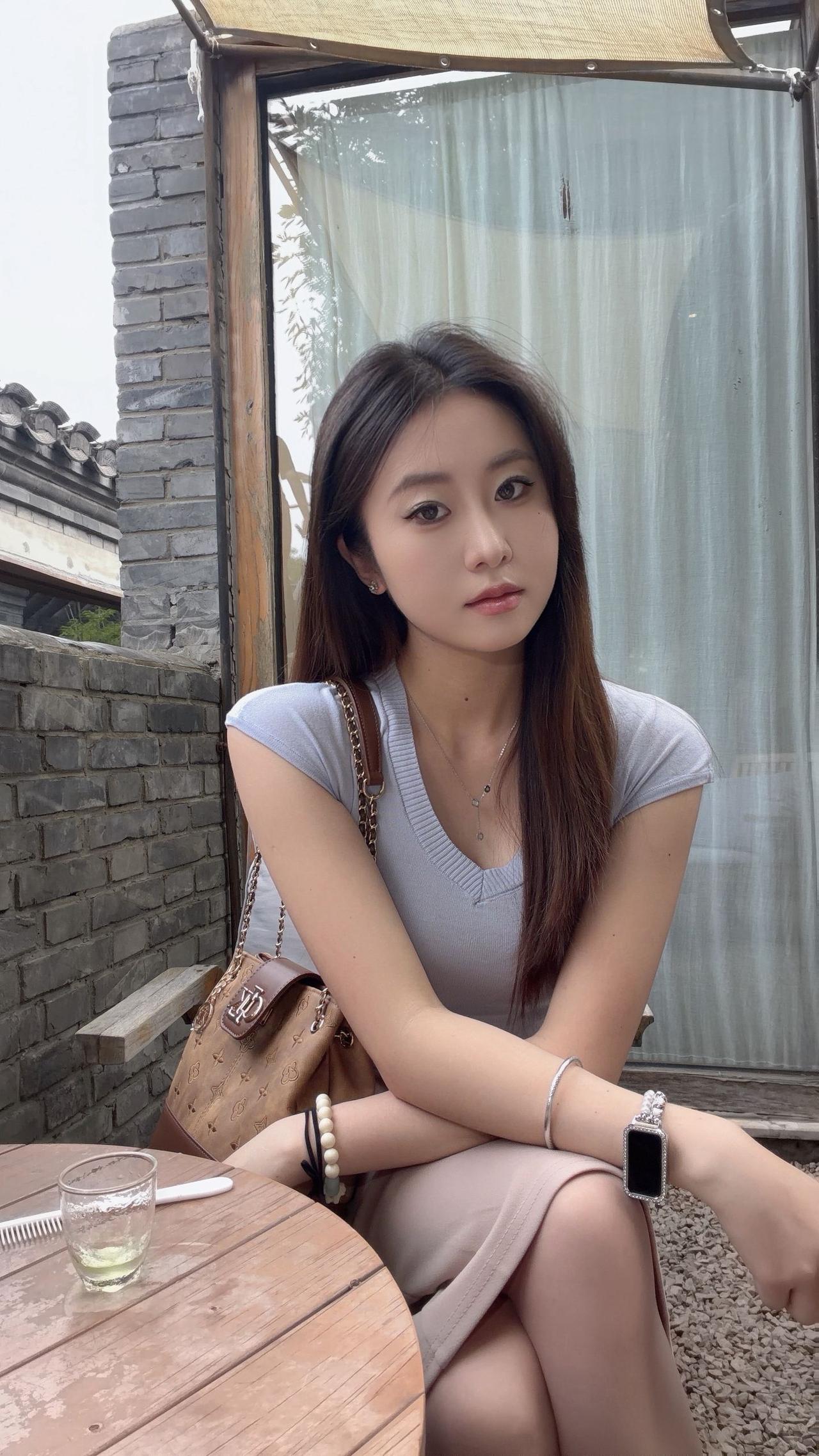 分享高气质魅力女人推开满是绿意的窗边小店，柔和的自然光漫过木桌，安静消解所有浮躁