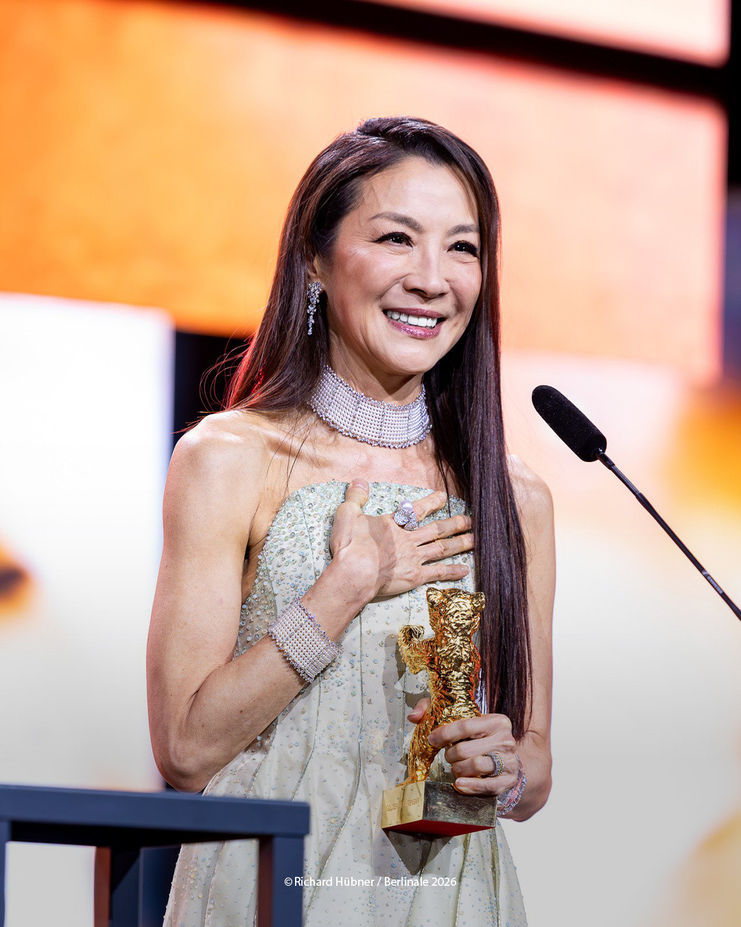 杨紫琼被授予柏林国际电影节终身成就奖她也成为第一位获得荣誉金熊奖的亚洲女演员~杨