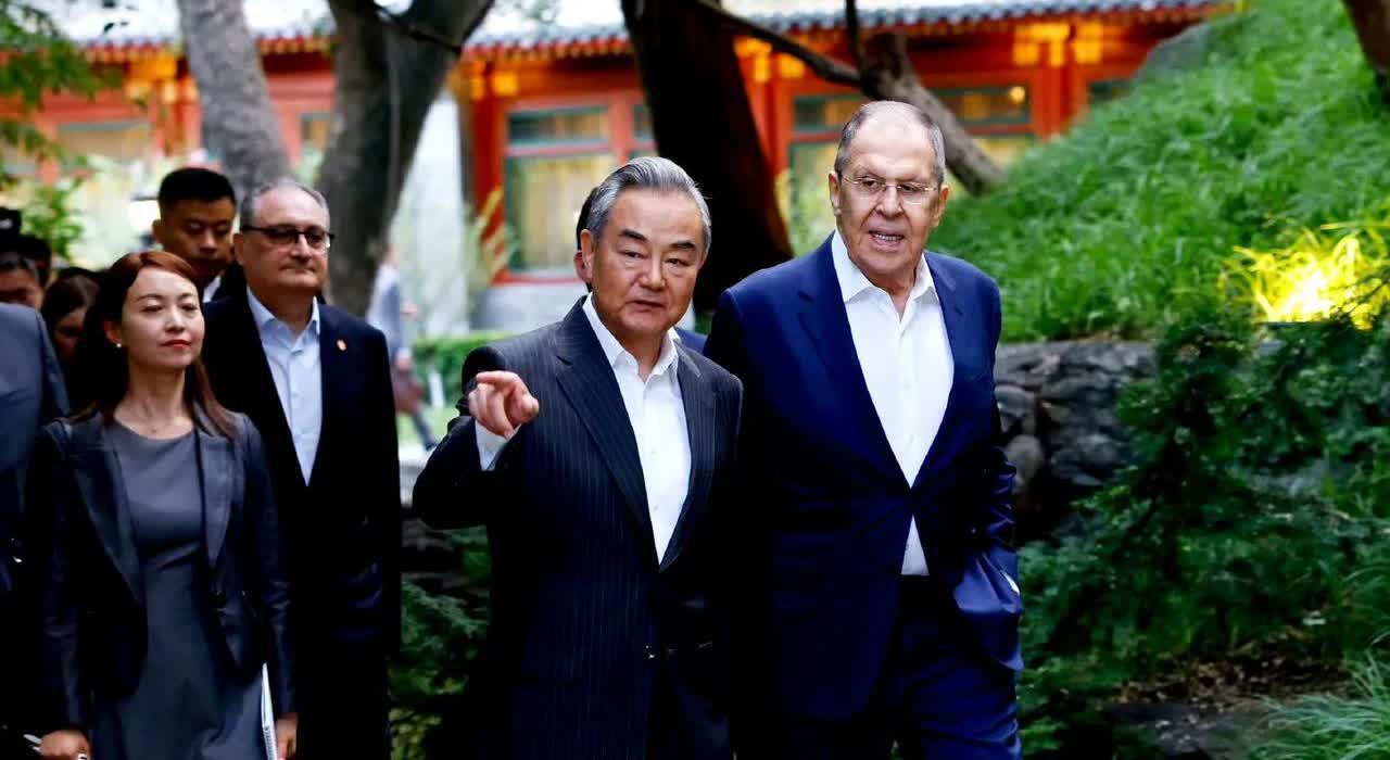 这个场景一出现，欧美就无话可说了！7月13日，中俄外长漫步林荫、有说有笑