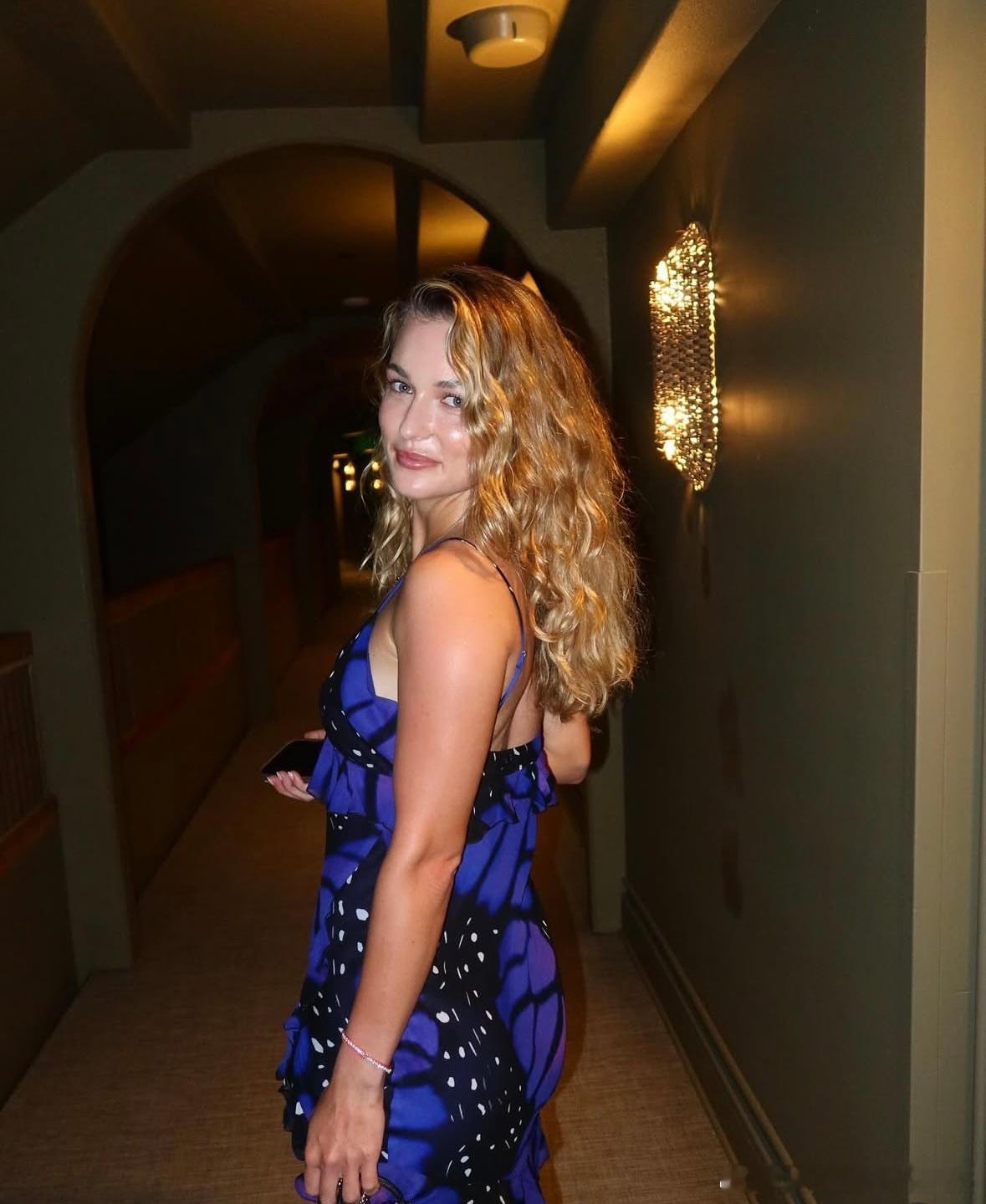 卡琳斯卡娅！！！她出现了！！！来了！！！Anna去夏威夷旅游度假了！！！分享了一