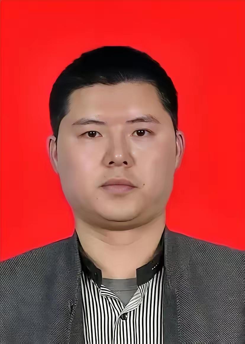 李君，1985年生，四川苍溪县岫云村人。电子科大毕业，在成都做传媒公司副总，年薪