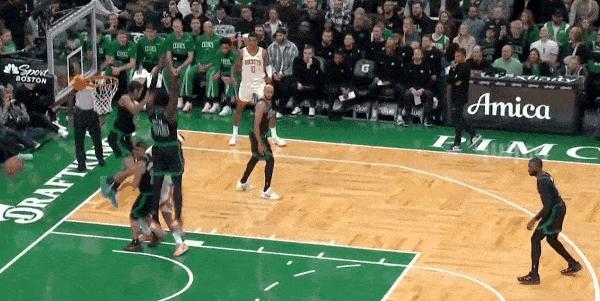 奥科吉一突破，球就飞到了底角。阿门-汤普森，没动，抬手，进了。本赛季第一个三