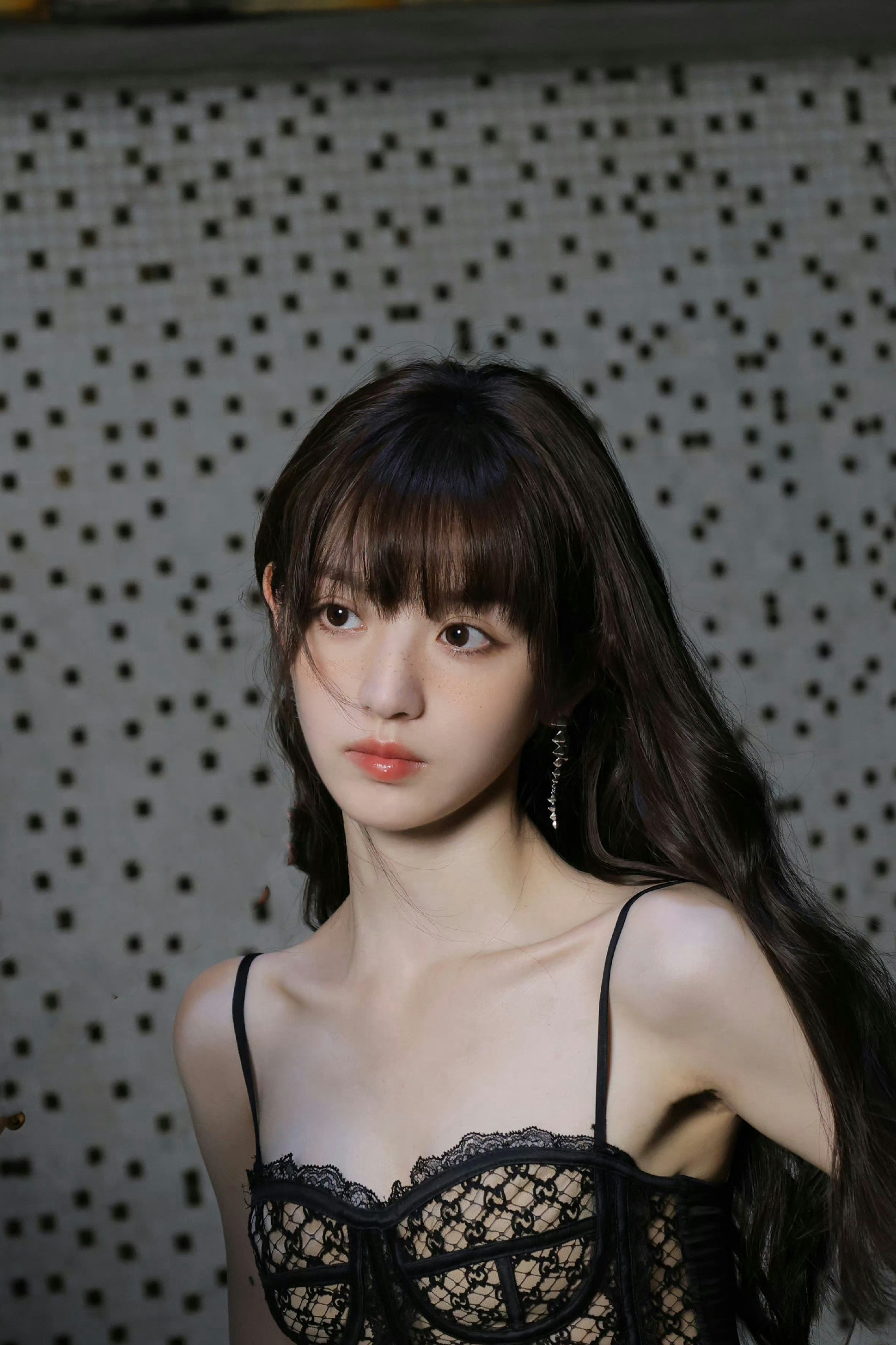 田曦薇头像：蕾丝吊带裙好甜美。田曦薇