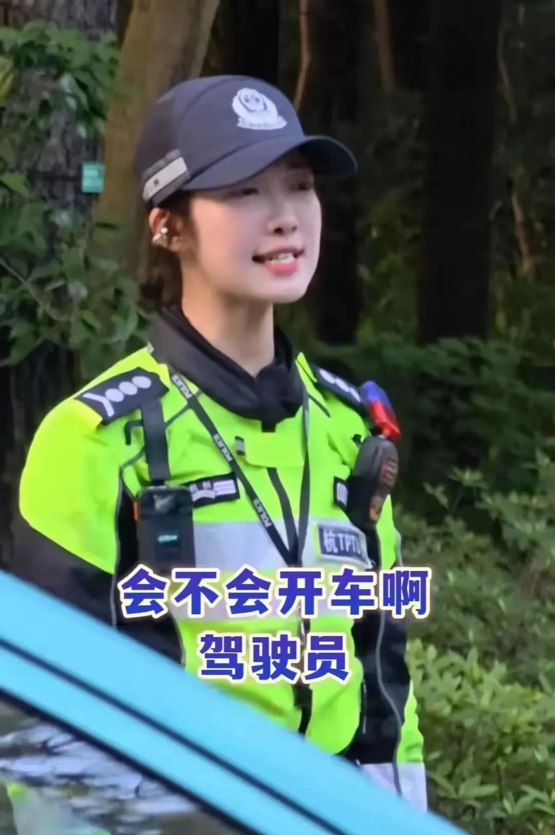 杭州网红交警李语蔚爆红后还能坚守辅警岗位实属难得她已然杭州交警的一道风景线