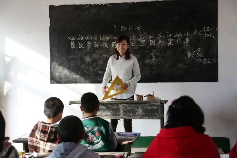 一位乡村学校的老师说，他们学校的老师没人愿意当班主任，校长为了让某一个老师去当班