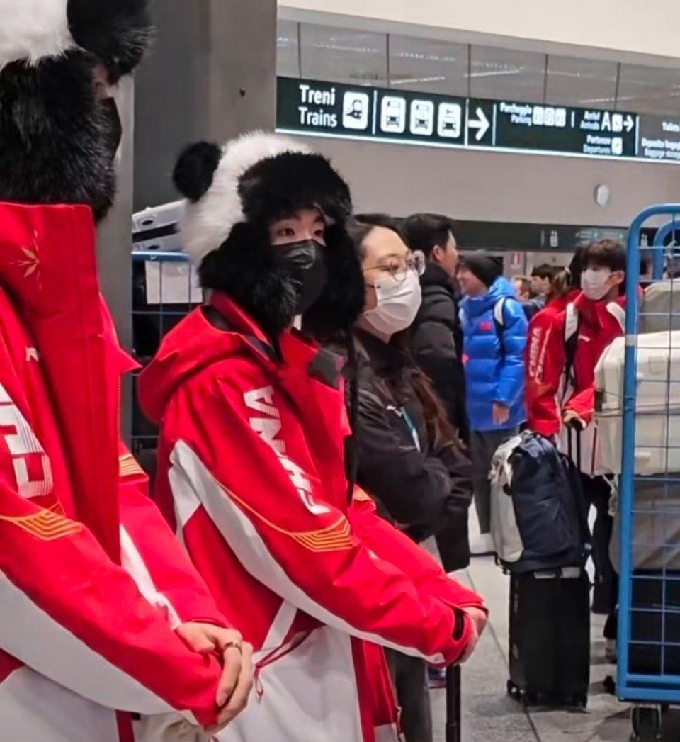 被熊猫林孝埈可爱晕了林孝埈的熊猫毛绒帽造型太绝了，圆乎乎的耳朵软萌可爱，乖巧挥手