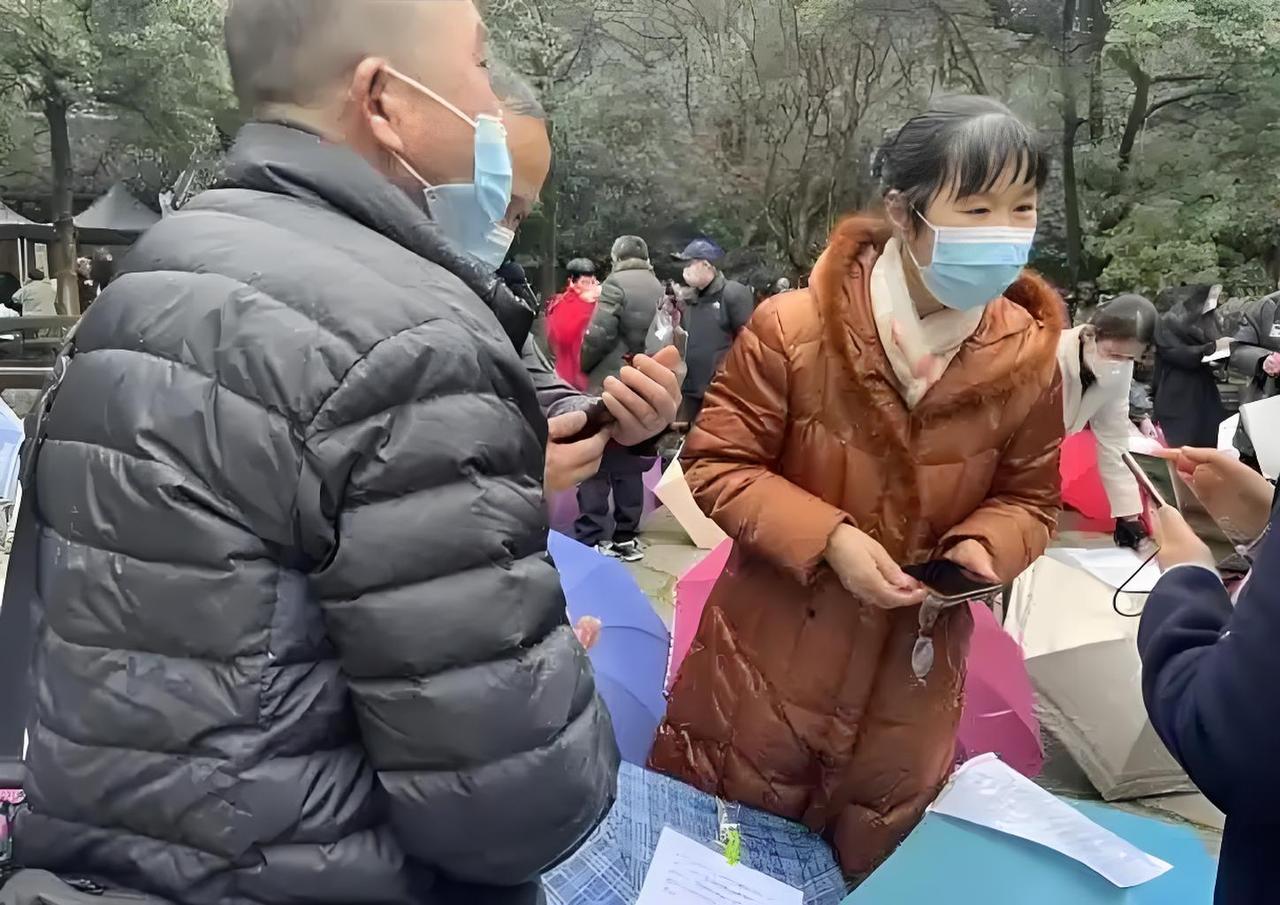 在杭州万松书院，看到一件心酸的事情。一位白发苍苍的老人，有70多岁的样子，在为女