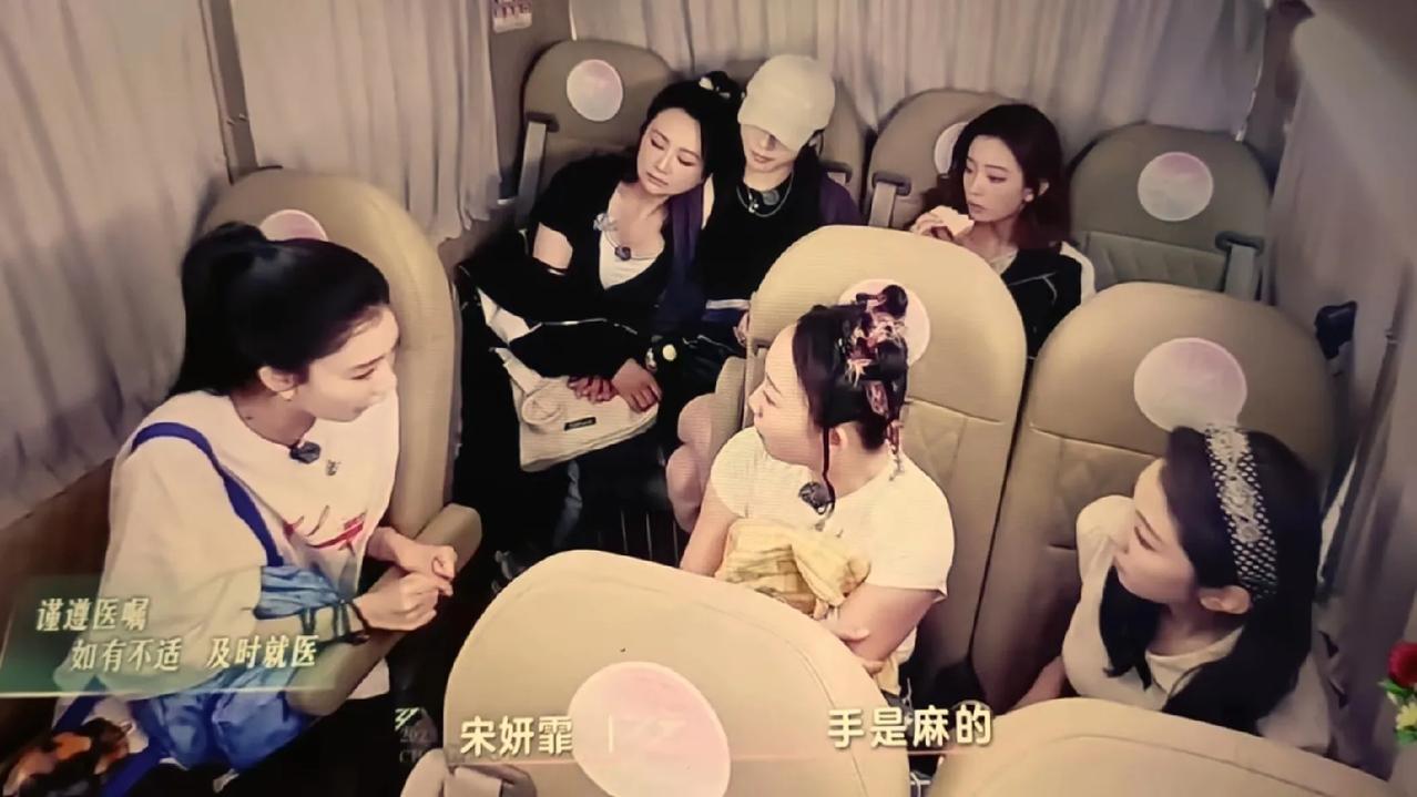 感觉曹颖这话吓着宋妍霏了……宋妍霏说自己在参加《浪姐6》之前，压力很大，一次