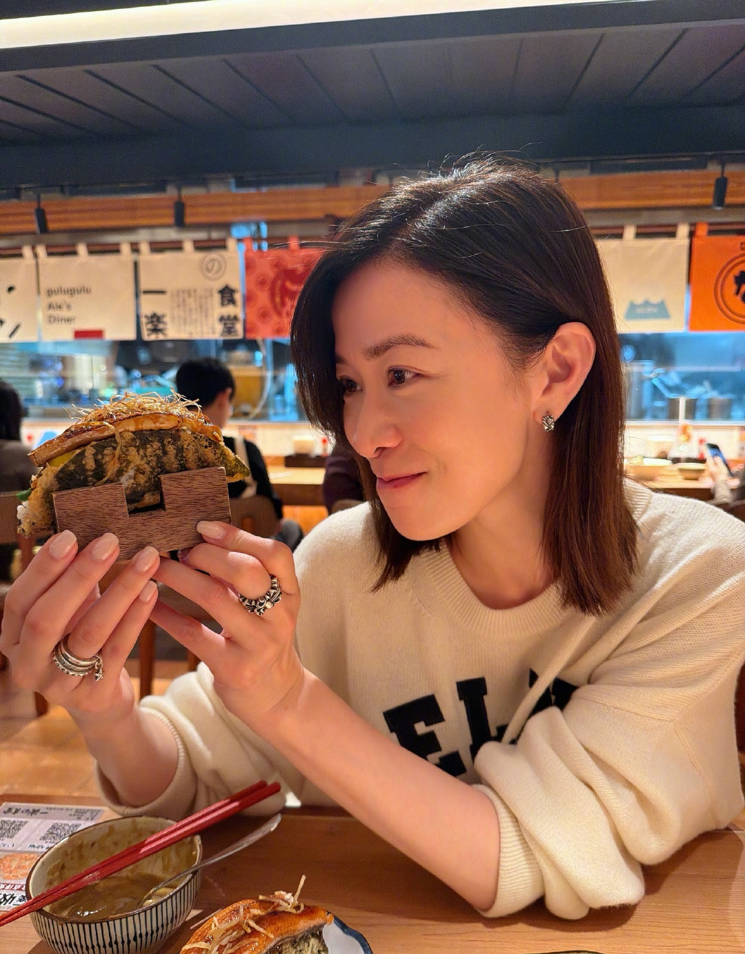 佘诗曼晒出了一组深圳探店的照片。在美食面前，她的每一个表情和动作是那么萌那么可爱