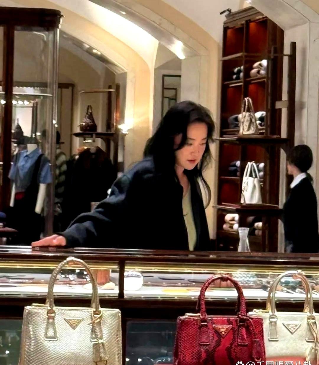 刚刷到贾玲在意大利的照片，瘦身后的她完全变了个人，那种“富贵冷傲、居高临下”的气